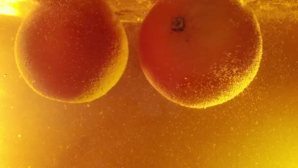 Sågrörelse av att hälla apelsin faller i juicen. Ver 2 — Stockvideo