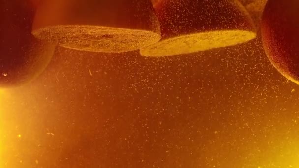 Bewegung der Orange im Saft säen — Stockvideo