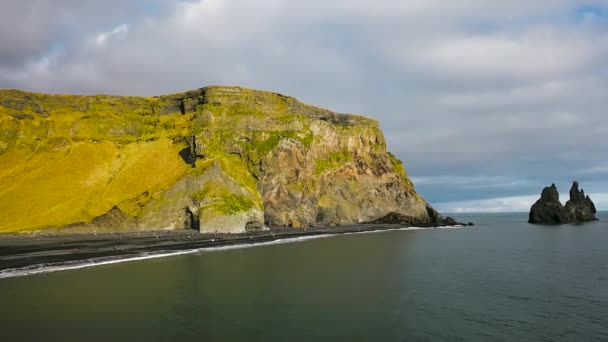 Aerial drone view footage black sand beach and its rock formations Reynisfjara, Vik Islandia Plaża Reynisfjara Ver 9 — Wideo stockowe