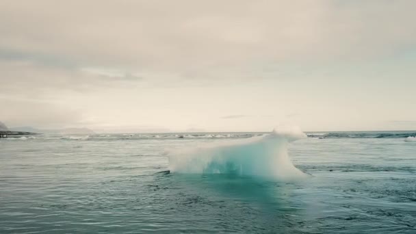 Légi drónlövedék jéghegyek közelednek a vízben. Jokulsarlon Izland. — Stock videók