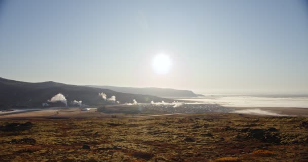 Paisaje de campo géiser con montaña en el horizonte. Islandia — Vídeos de Stock