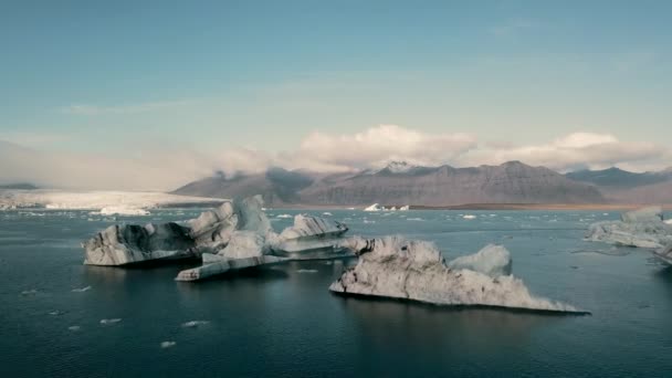 Letecký výhled. Diamond Beach Jokulsarlon Ledovcové laguny na Islandu, ledovce blízko — Stock video