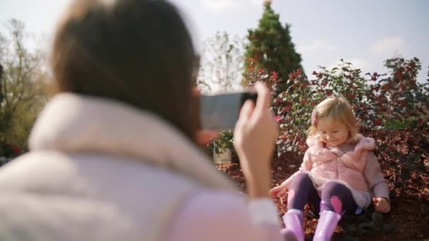 Glückliche Familie. Mutter macht Fotos mit Smartphone ihrer Tochter — Stockvideo