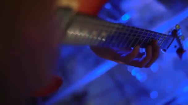Гітарист на сцені на концертному розігріві. крупним планом — стокове відео