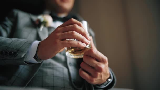 Άνθρωπος με κοστούμι πίνοντας ουίσκι από ένα ποτήρι, κοντινό πλάνο — Αρχείο Βίντεο