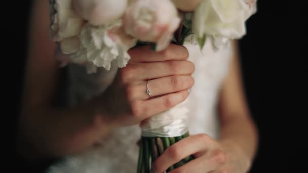Névtelen menyasszony kezében gyönyörű menyasszonyi csokor kezében fiatal menyasszony öltözött fehér esküvői ruha. Közelről. — Stock videók