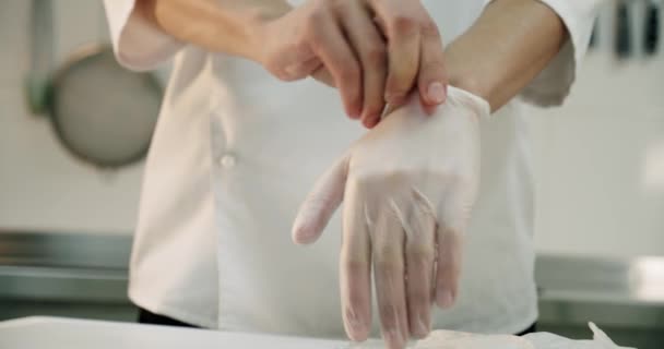 Homem chef vestindo luvas brancas para cozinhar — Vídeo de Stock