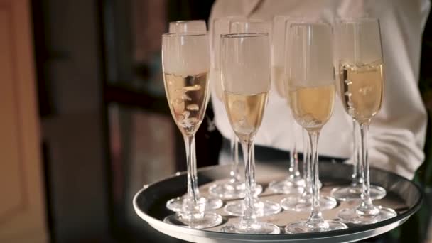 Ober en champagneglazen doordrenkt met droge ijsbel en rook. op een dienblad in Luxury Restaurant. Catering. Langzame beweging — Stockvideo