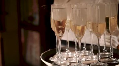 El, bir bardak şampanya alır, içine kuru buz ve şampanya tepsisi ile duman doldurulur.