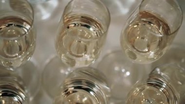 Furshet. Kanepeli bardaklarla dolu bir masa. Şampanya kabarcıkları Üst Manzara