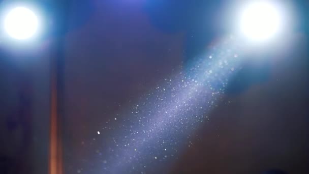 Ατμόσφαιρα. Σωματίδια σκόνης στις ακτίνες — Αρχείο Βίντεο