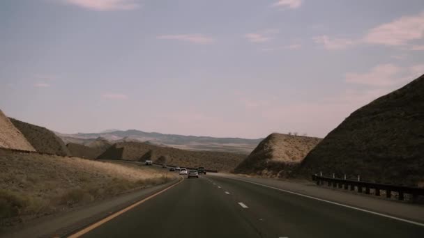 Pov kilátás a Driving Desert Road, Nevada — Stock videók