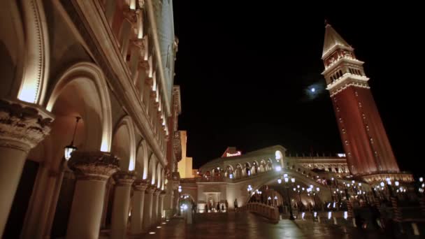 拉斯维加斯，Usa-September 02 。2018年：威尼斯酒店，夜晚、月亮和塔楼，灯光和照明优美 — 图库视频影像