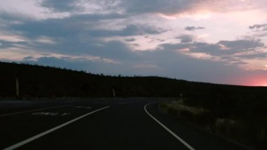 Pov, Güney Kaliforniya 'da ücra bir gece yolunda araba kullanıyor. Nevada.