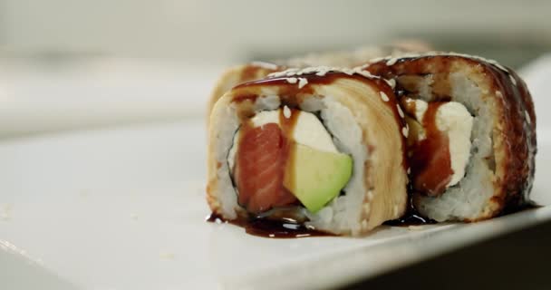 Sushi master čerstvé sushi rolky vzít hůlky. zavřít pohled — Stock video