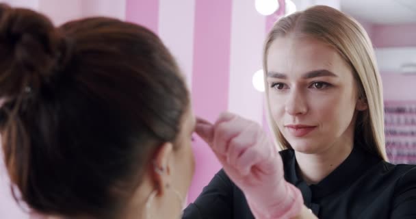 Marcando la forma de las cejas regla especial. Crear maquillaje permanente de cejas. Movimiento lento — Vídeo de stock