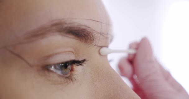 Märker formen på ögonbrynen. Skapa permanent ögonbrynsmakeup. Sakta i backarna. Närbild. profilvy — Stockvideo