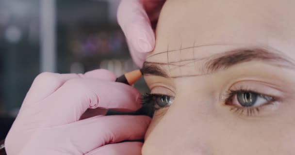 Marking the shape of the eyebrows. Create permanent eyebrow makeup. Close Up. Slow motion — Stock Video
