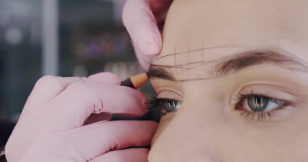 Märker formen på ögonbrynen. Skapa permanent ögonbrynsmakeup. Närbild. Långsamma rörelser — Stockvideo