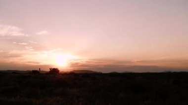 Güney Kaliforniya 'da ücra bir gece yolunda araba sürüyorum. Nevada.
