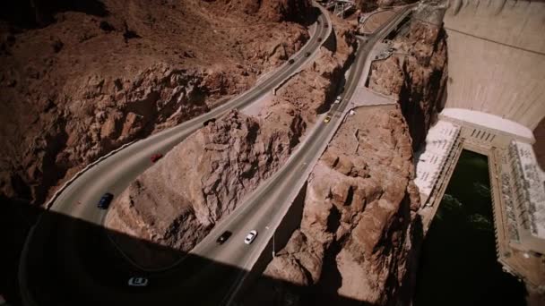 Vista de la carretera Serpentine, y los coches se mueven a lo largo de ella, cerca de la presa Hoover presa en el Cañón Negro en la frontera de Nevada, EE.UU.. Amplio tiro — Vídeo de stock