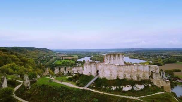 Luftdrohne. chateau gaillard castle, les andelys, normandie, frankreich midle view — Stockvideo