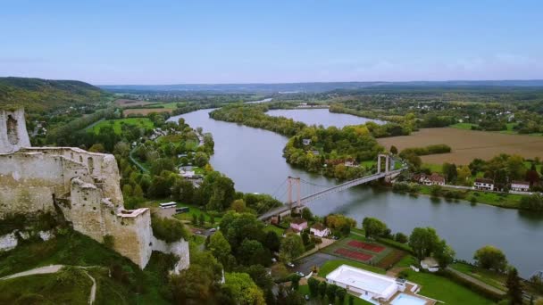 空中无人机。Les Andelys，Chateau Gaillard城堡，法国诺曼底桥景观 — 图库视频影像