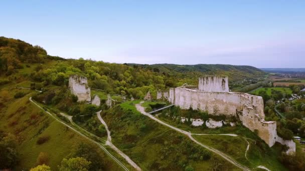 Luchtdrone. Chateau Gaillard kasteel, Les Andelys, vlucht van de drone naar het kasteel. Normandië, Frankrijk — Stockvideo