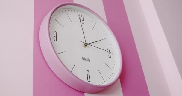 Concepto de tiempo de reloj de movimiento abstracto mínimo. las agujas del reloj indican la tercera hora — Vídeos de Stock