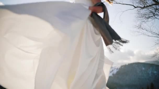 Young bride woman in gorgeous wedding dress circling iin the mountains, winter, slowmotion. Close up — 비디오