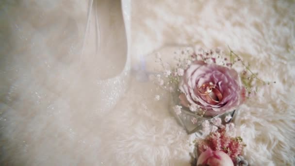 Anéis de casamento, buquê de flores e sapatos de noiva. Símbolo matrimonial, fechar. Mova a câmera — Vídeo de Stock