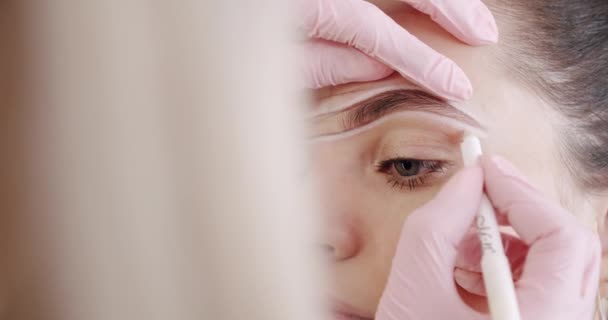 Motio lento. nMarcar la forma de las cejas. Preparación para el tatuaje. Crear maquillaje permanente de cejas. Primer plano . — Vídeos de Stock