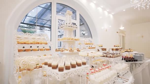 White Candy Bar Wedding, buffet di caramelle. Muovi telecamera. Ampia fotocamera — Video Stock