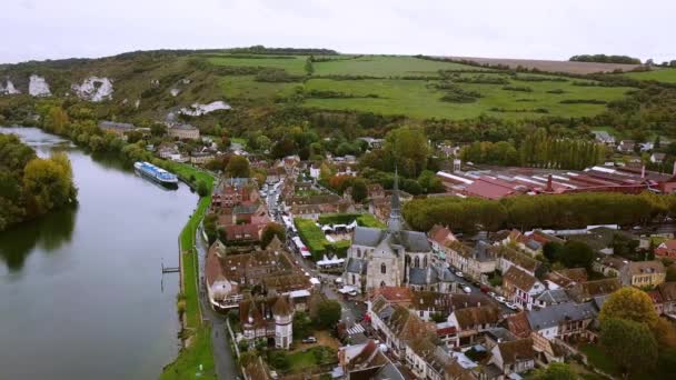 Légi drón. repülő városkép Les Andelys Chateau Gaillard kastély,, Normandia, Franciaország — Stock videók