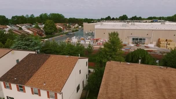 Luchtfoto Oprichting schot van de Amerikaanse wijk en logistiek centrum met magazijn,, buitenwijk. Onroerend goed, drone shots., — Stockvideo