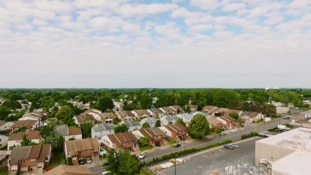 Widok z lotu ptaka Ustalam ujęcie amerykańskiej dzielnicy na przedmieściach. Nieruchomości, zdjęcia dronów, — Wideo stockowe