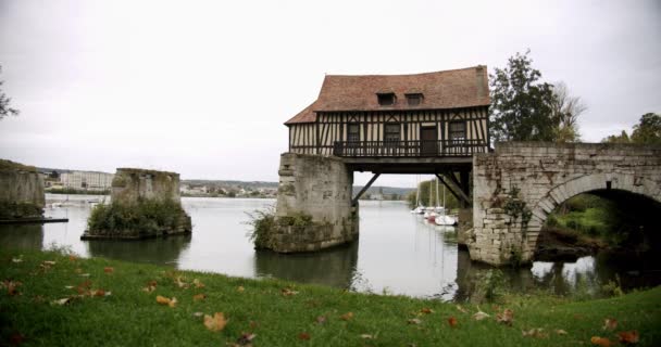 Λίμνη στην ακτή ενός παλιού μύλου, και προβλήτα για βάρκες, Γαλλία — Αρχείο Βίντεο