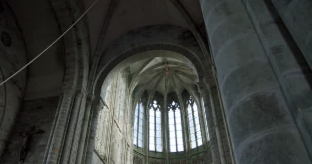 Huge windows inside in Cathedral with bright daylight shining. Midele shot. — Stock Video