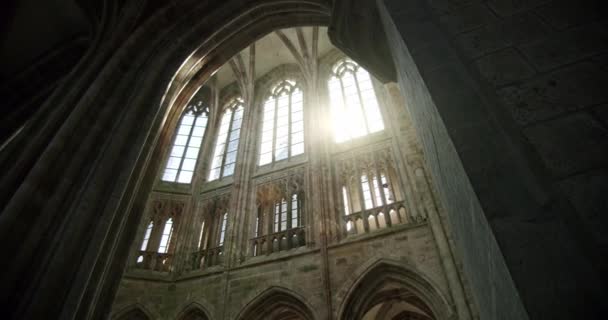 Stora fönster inne i katedralen med starkt dagsljus. Bildspel kamera — Stockvideo