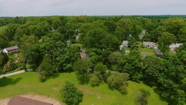 空中风景拍摄美国近邻，郊区。房地产，无人驾驶飞机射击，飞到顶端 — 图库视频影像