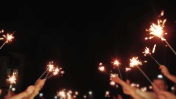 Fogos de artifício de casamento sparkler nas mãos em um casamento convidados segurando luzes de foco e câmera lenta — Vídeo de Stock