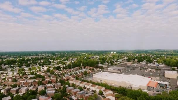 Drohnenaufnahmen, Luftaufnahme Einrichtungsaufnahme eines amerikanischen Nachbarschafts- und Logistikzentrums mit Lager,, Vorort. Immobilien, Blick von oben — Stockvideo