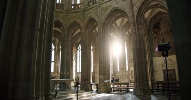 Katedral 'de parlak gün ışığı altında kocaman pencereler var. — Stok video