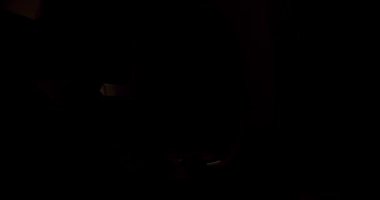 Genç, rahat bir kadının, güneşli uçak biletinin pencere kepenğini açtığı inanılmaz yakın plan çekimi. Yavaş çekim