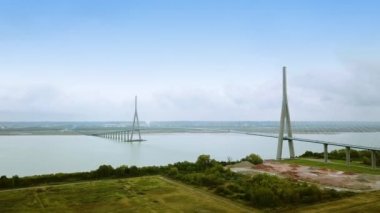 Hava Aracı Görünümü Pont de Normandie Askı Köprüsü, Fransa. Havre. Geniş görüş yüksek değil etrafta uçarak
