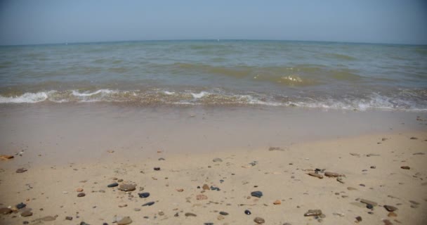 Miękka fala morza na piaszczystej plaży. Zbliżenie w zwolnionym tempie 4K — Wideo stockowe