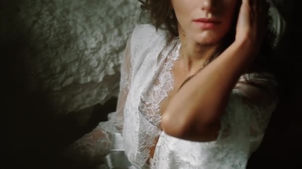 Femme ou Mariée se détend, les bras croisés autour du cou, se reposant. La femme a mis la main dessus. Cheveux bruns, chemise blanche, isolé , — Video