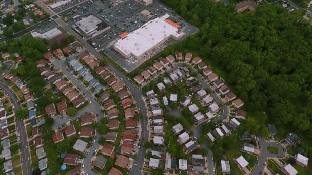 Vista aérea Estabelecimento de tiro de bairro americano,, subúrbio e centro de logística com armazém. Imobiliário, tiros de drone, vista superior Voar para o topo Wide shot — Vídeo de Stock