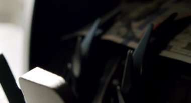 Para sayma makinesi dolar banknotları sayıyor. Bankacılık ve ticari faaliyet. Yavaş çekim. Yakın çekim.