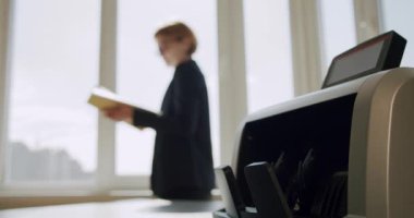 Kadın dolarlar saçıyor. Parayı dağıtın. İş kadını para saçıyor. Paralı zengin bir kadın. Patroniçe para saçıyor. Finans ve başarı iş konsepti